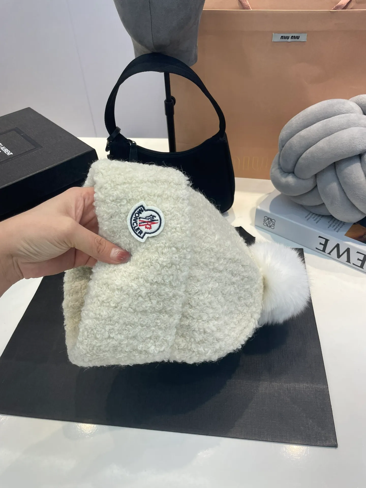 P80 MONCLER 🎩Knitted lamb thick-thread beanie, with real wool balls, good quality, high-end, and super soft! Super hot💖The texture is great and it’s great to match when out on the street! Fashion trends! A must-have item for winter, the same style for men and women, get it now!