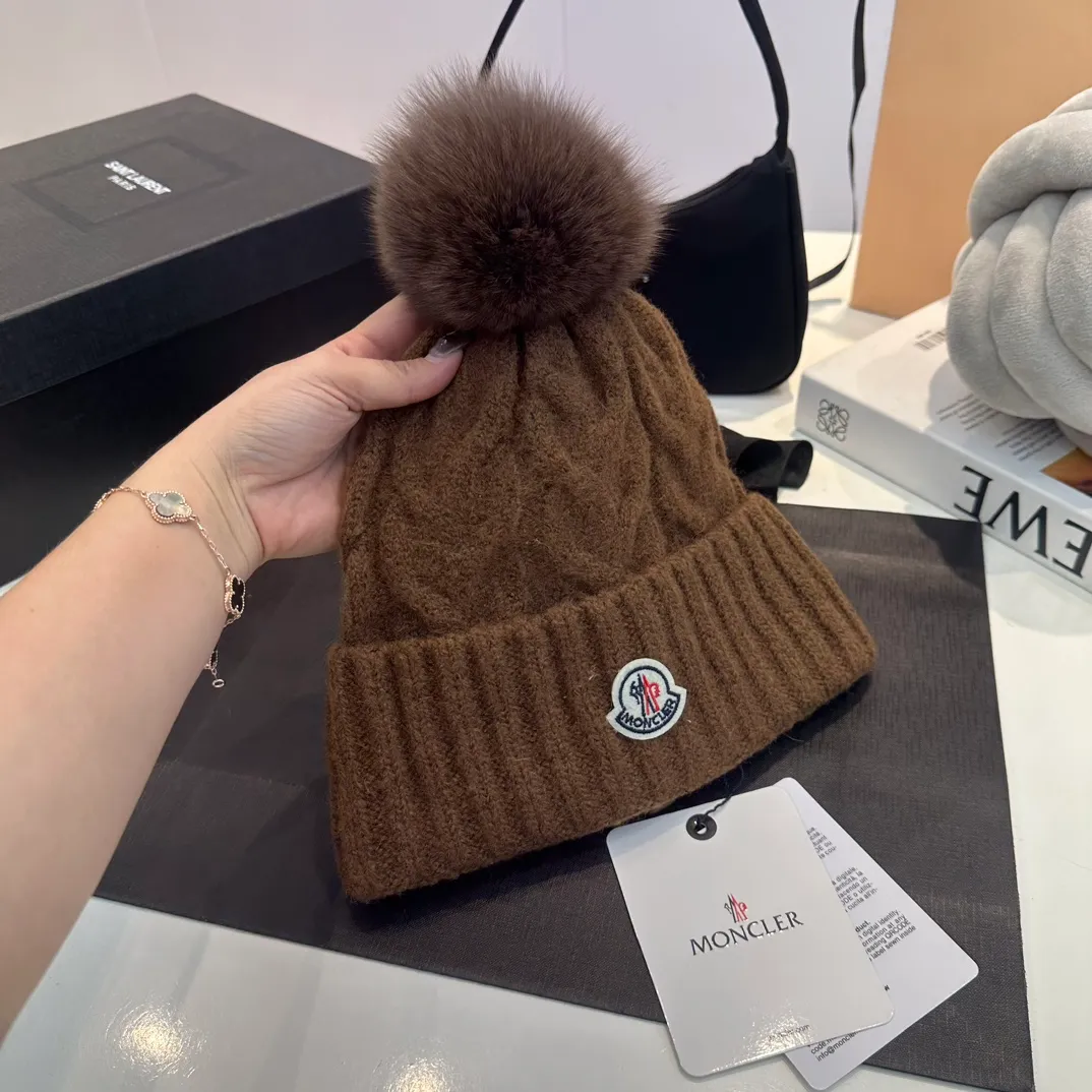 P90 Moncler👒high-end genuine exclusive style, hemp flower knitted hat, made of selected wool, skin-friendly and super soft‼ ️Paired with fox fur balls, it is very age-reducing‼ ️Complete trademark hangtags