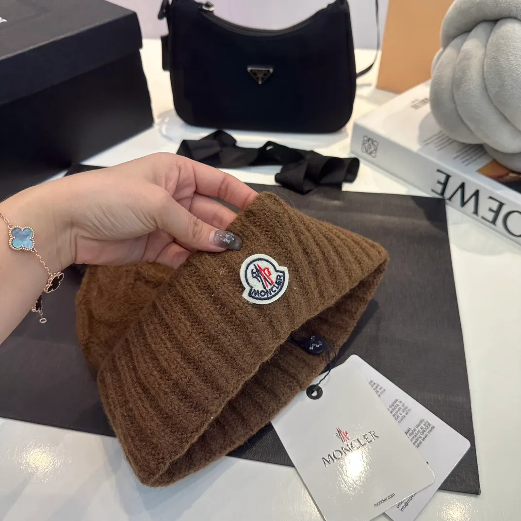 P90 Moncler👒high-end genuine exclusive style, hemp flower knitted hat, made of selected wool, skin-friendly and super soft‼ ️Paired with fox fur balls, it is very age-reducing‼ ️Complete trademark hangtags