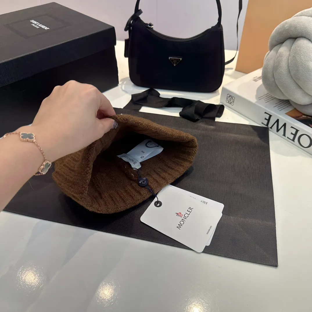 P90 Moncler👒high-end genuine exclusive style, hemp flower knitted hat, made of selected wool, skin-friendly and super soft‼ ️Paired with fox fur balls, it is very age-reducing‼ ️Complete trademark hangtags