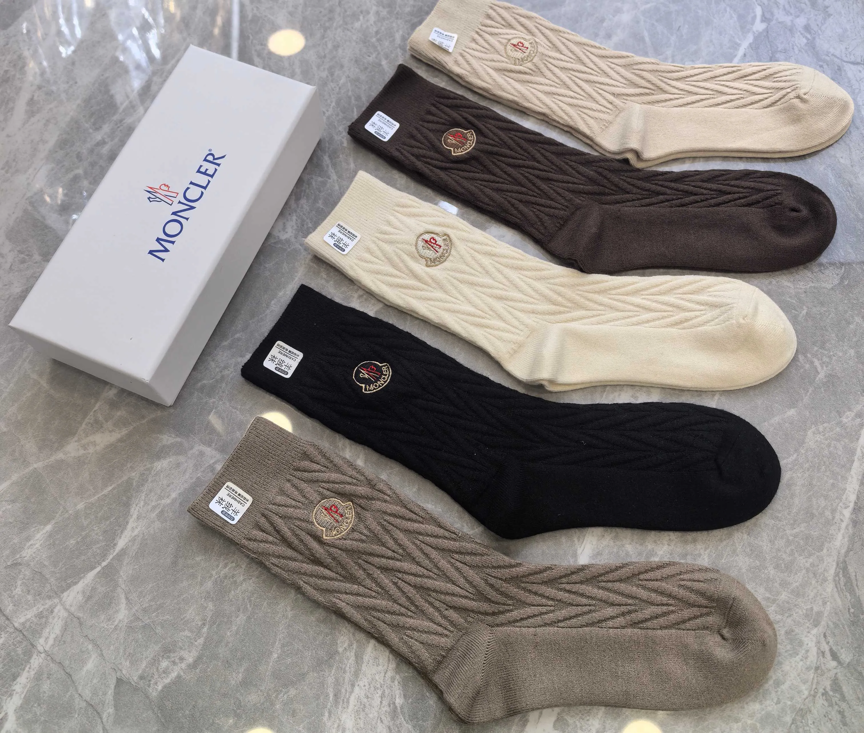 Special P100💛 Comes with counter packaging MONCLER’s latest cashmere embroidered mid-length pile socks! Five pairs in a box, synchronized tube socks at the counter, 💛 big brands are out, a must-have for fashionistas 🔥 super easy to match