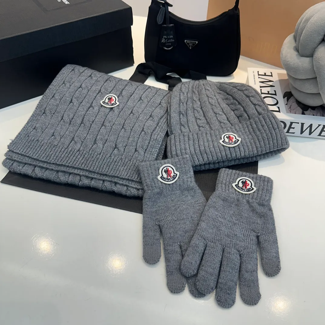 P178 Moncler autumn and winter counter model knitted beanie + scarf + gloves three-piece set, classic pattern, warm and fashionable! Fashionable and popular 🌸First-class texture, pure wool