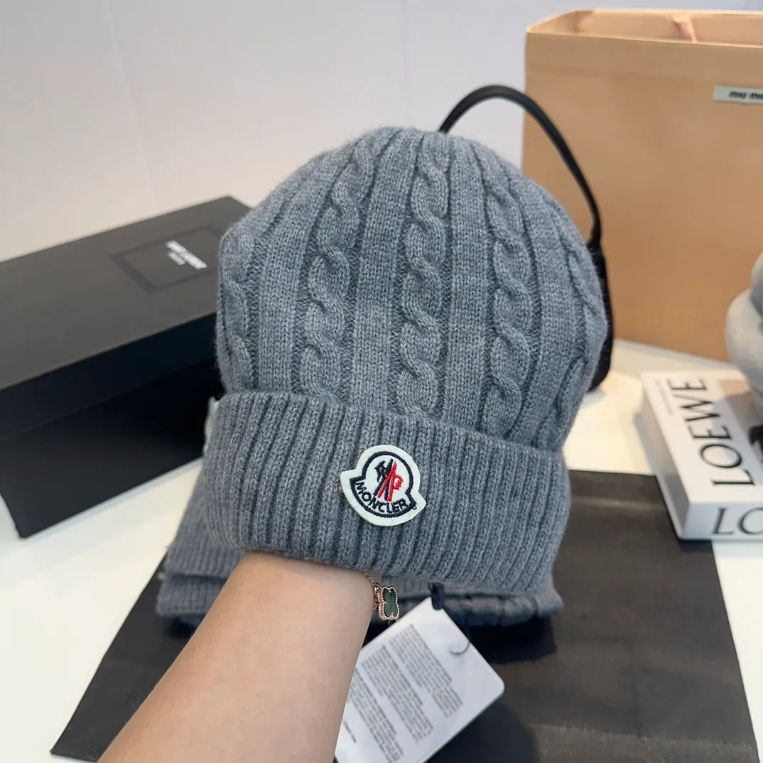 P178 Moncler autumn and winter counter model knitted beanie + scarf + gloves three-piece set, classic pattern, warm and fashionable! Fashionable and popular 🌸First-class texture, pure wool