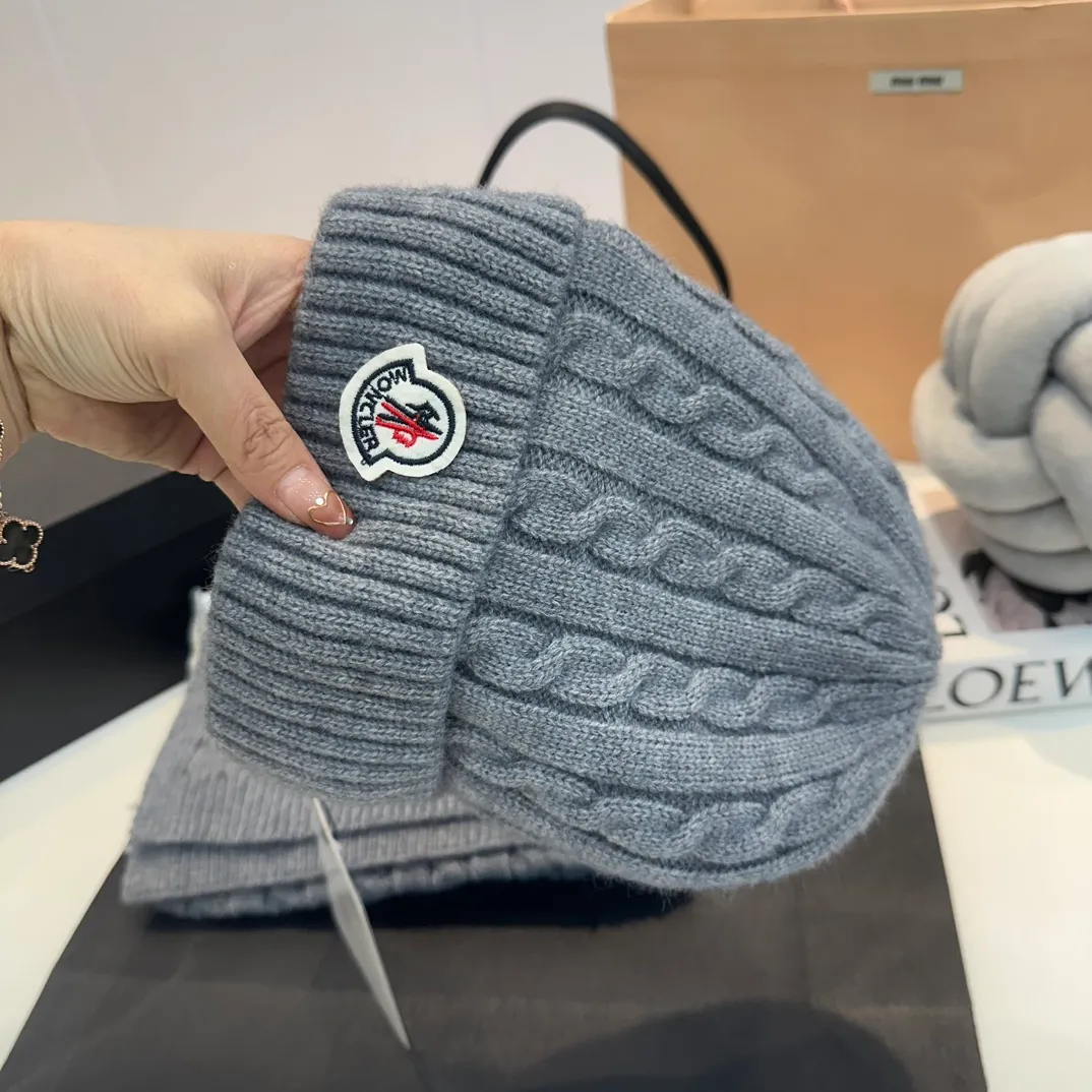 P178 Moncler autumn and winter counter model knitted beanie + scarf + gloves three-piece set, classic pattern, warm and fashionable! Fashionable and popular 🌸First-class texture, pure wool