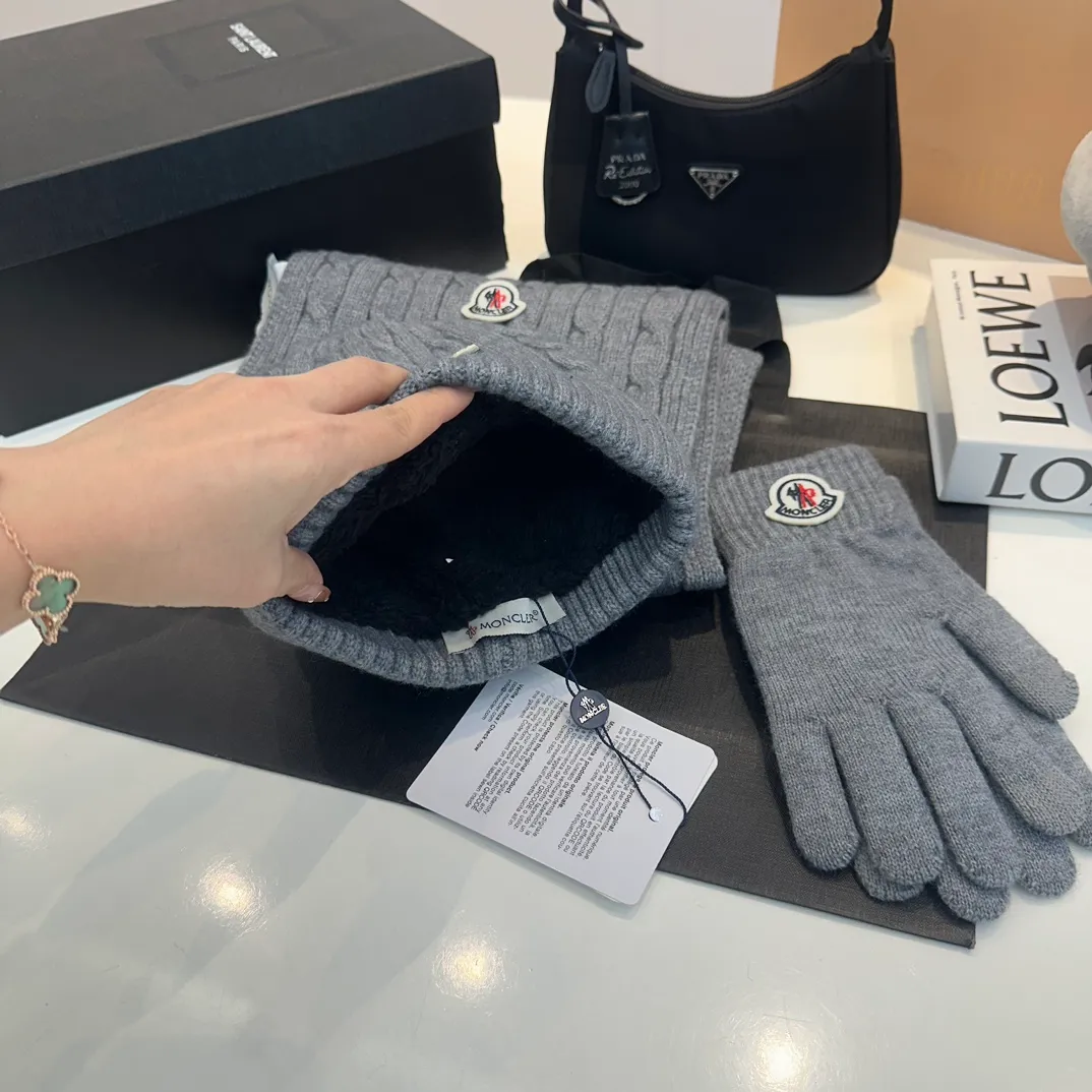 P178 Moncler autumn and winter counter model knitted beanie + scarf + gloves three-piece set, classic pattern, warm and fashionable! Fashionable and popular 🌸First-class texture, pure wool