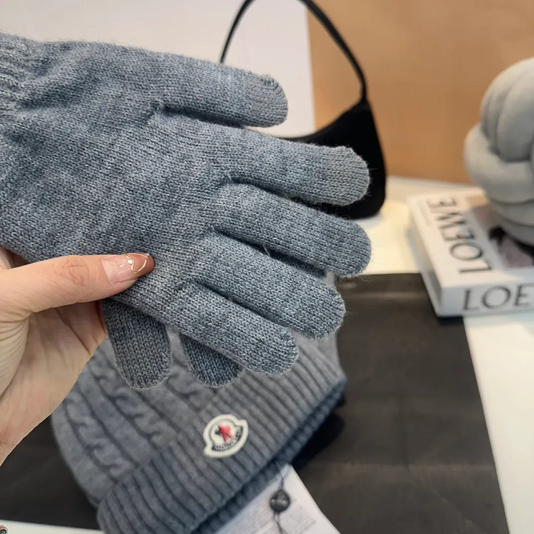 P178 Moncler autumn and winter counter model knitted beanie + scarf + gloves three-piece set, classic pattern, warm and fashionable! Fashionable and popular 🌸First-class texture, pure wool