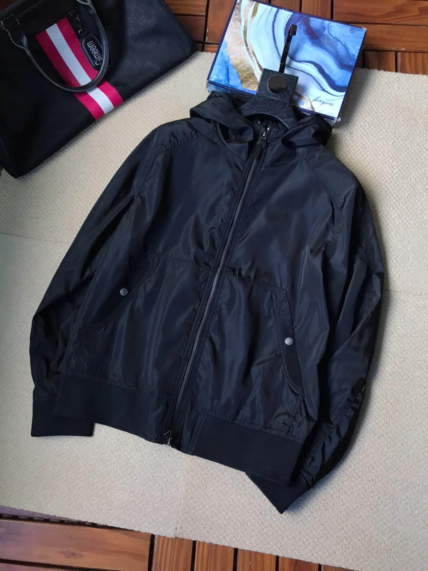 P860🌟🌟Tom For... Men's hooded breathable jacket just launched in the autumn and winter of 2020, a well-known British national treasure luxury brand, genuine channel goods, 100% authentic original order, welcome to compare at the counter. This breathable hooded jacket features details: front zipper, straight hem, hood, long sleeves, fitted design and elasticated hem. Brand Story: Texas-born Tom Ford graduated from the famous Parson’s School of Design in New York. He worked at the sports brand Cathy Hardwick in his early days, and later became a favored designer under the cultivation of fashion celebrity Marc Jacobs. In the 1990s, Tom Ford revived the reputation of the old Italian fashion house Gucci with the charming and luxurious designs of the 1970s, and promoted the brand to an international leader. Tom Ford also served as the creative director of Yves Saint Laurent. He recently established his eponymous brand to produce perfumes, sunglasses and gorgeous men's clothing. His achievements in the fashion industry are unparalleled. They are simple yet fashionable must-have items for men. I don't want to introduce them in detail. They are rare items, so just buy them if you like them. They should be gone soon, and there is no need to repeat the order. Color: gray, black. There are less than 500 pieces of this jacket in total. The size is M.L.XL.XXL.