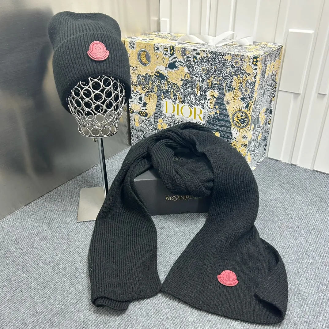 Cabbage price Moncler small leather label hat and scarf set🔥