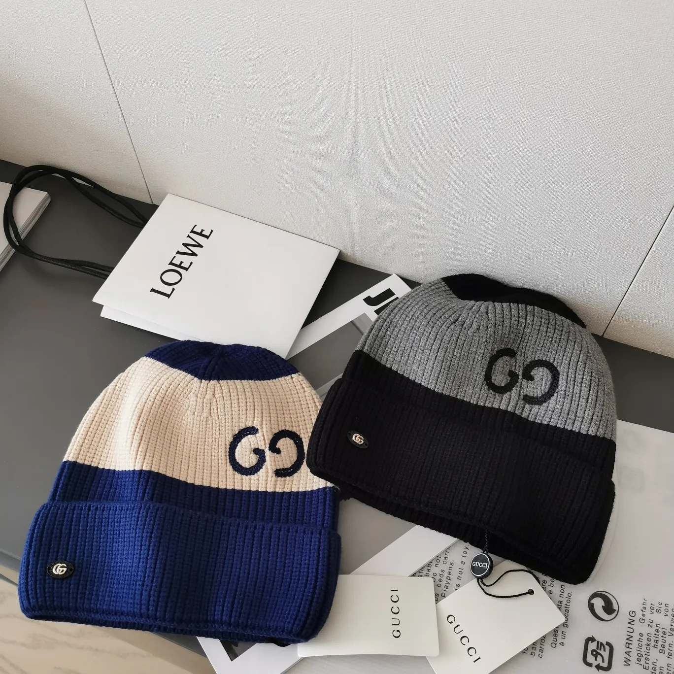 P66gucci is a must-have woolen hat for autumn and winter. It has a super cool color scheme and is suitable for men, women and children. The color scheme is novel and unique, and it looks very high-end.