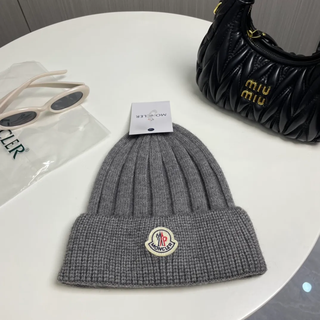 P60 comes with a dust bag for Moncler💥 Official website classic knitted hat, replica of the original. Very soft and skin-friendly, very elastic 💓 Textured and very versatile style ~ Warm cashmere woolen hat, one size fits all and elastic ~ Unisex, can be worn by any head size. Excellent quality, highly recommended