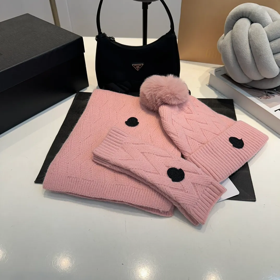 P170 Moncler autumn and winter counter model knitted beanie + scarf + gloves three-piece set, classic pattern, warm and fashionable! Fashionable and popular 🌸First-class texture, pure wool