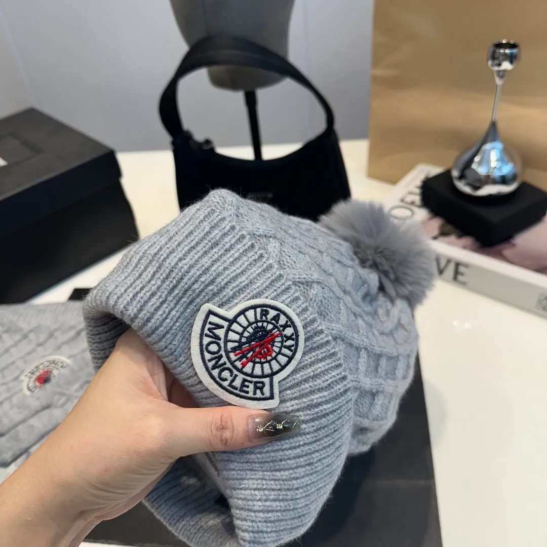 P160 Moncler muzzle suit 2025 autumn and winter style cuffed wool knitted beanie + scarf + gloves High quality customization! This must be my favorite of minimalism. It is clean, neat, fashionable and versatile, and will definitely not be picky about your face shape! A fashionable classic that lasts forever!