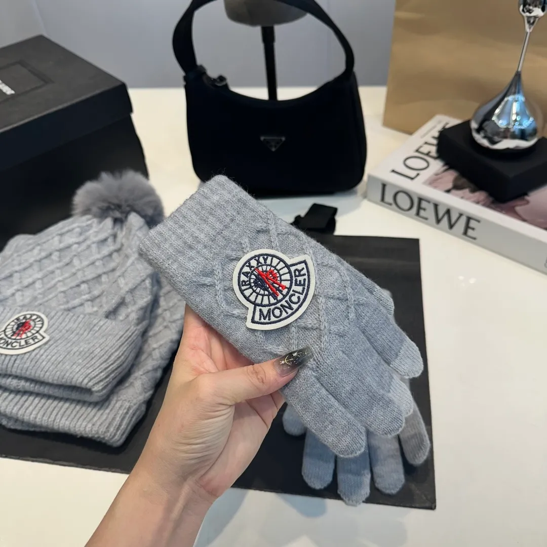 P160 Moncler muzzle suit 2025 autumn and winter style cuffed wool knitted beanie + scarf + gloves High quality customization! This must be my favorite of minimalism. It is clean, neat, fashionable and versatile, and will definitely not be picky about your face shape! A fashionable classic that lasts forever!