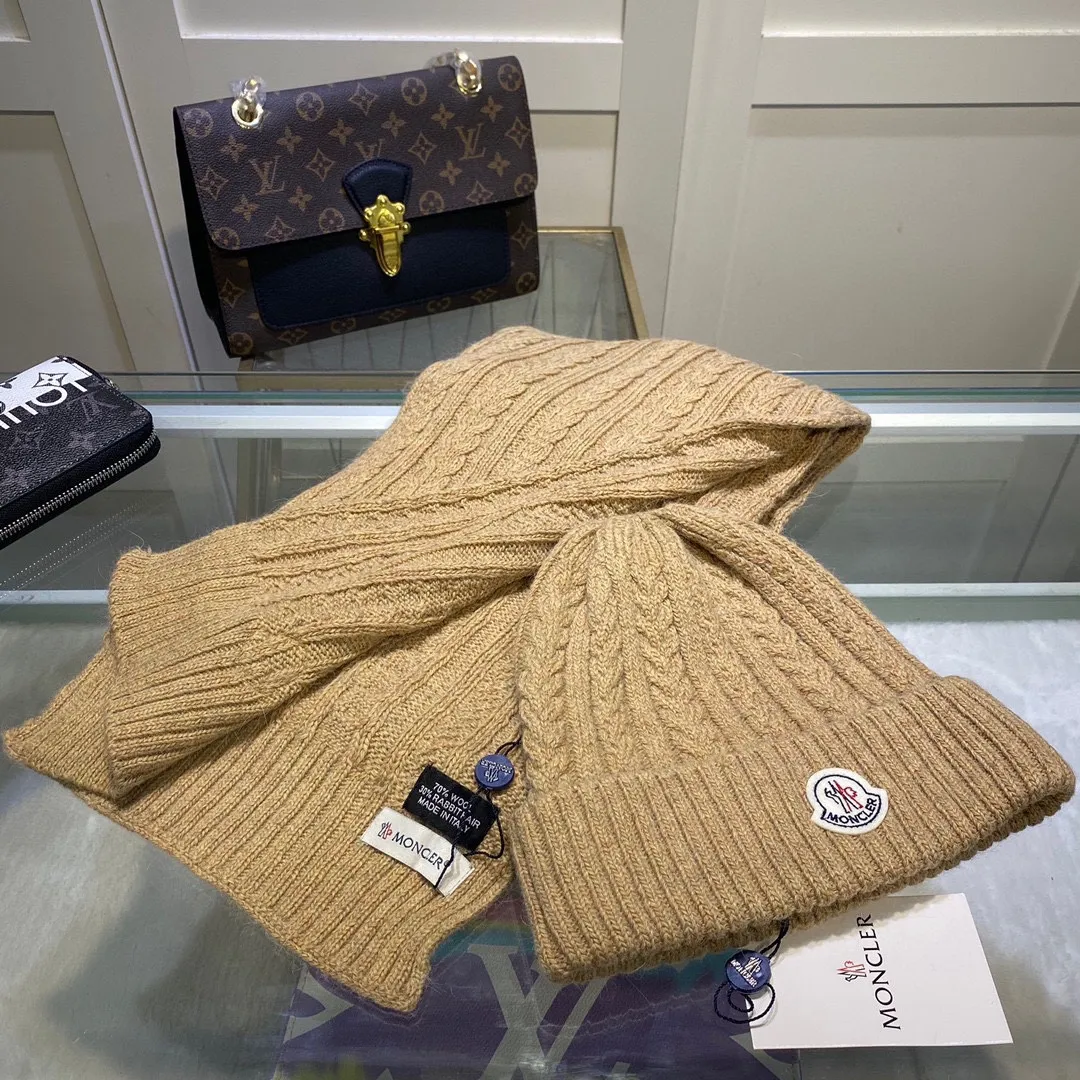 P170 MONCLER classic suit hat! Hat ➕Scarf! Cashmere and Rabbit Velvet Quality! It's warm and super comfortable~A great tool for young ladies to reduce their age in winter~This winter, all you need is a set of hats~It's warm and fashionable! Unisex model! Can be made as a couple model! Complete range of anti-counterfeiting labels and elevators! Many styles, welcome to choose!!