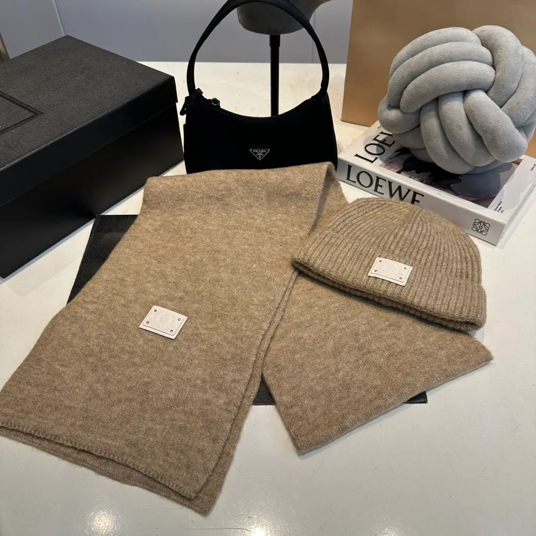 P140 Moncler muzzle suit 2025 autumn and winter style cuffed wool knitted beanie High quality customization! This must be my favorite of minimalism. It is clean, neat, fashionable and versatile, and will definitely not be picky about your face shape! A fashionable classic that lasts forever! Both men and women are welcome!