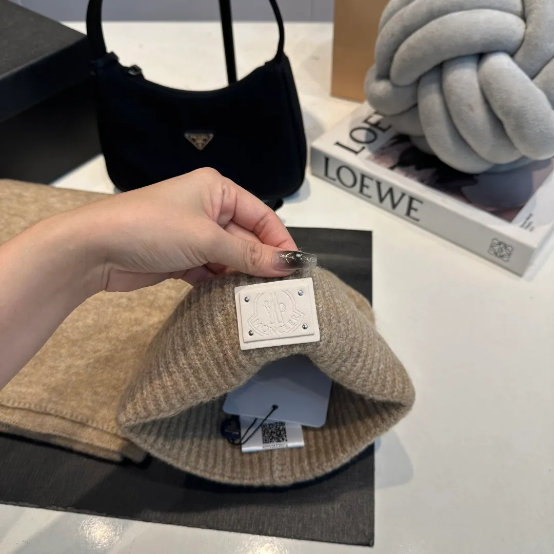 P140 Moncler muzzle suit 2025 autumn and winter style cuffed wool knitted beanie High quality customization! This must be my favorite of minimalism. It is clean, neat, fashionable and versatile, and will definitely not be picky about your face shape! A fashionable classic that lasts forever! Both men and women are welcome!
