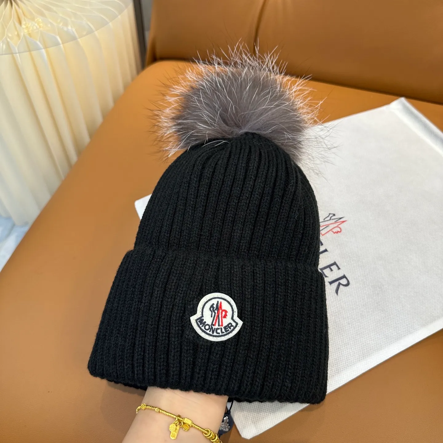 P100 with dust bag, high version Moncler Moncler 💥Official website classic knitted hat, replica of the original. Very soft and skin-friendly, very elastic 💓 Textured and very versatile style ~ Warm cashmere woolen hat, one size fits all and elastic ~ Unisex, can be worn by any head size. Super quality, highly recommended