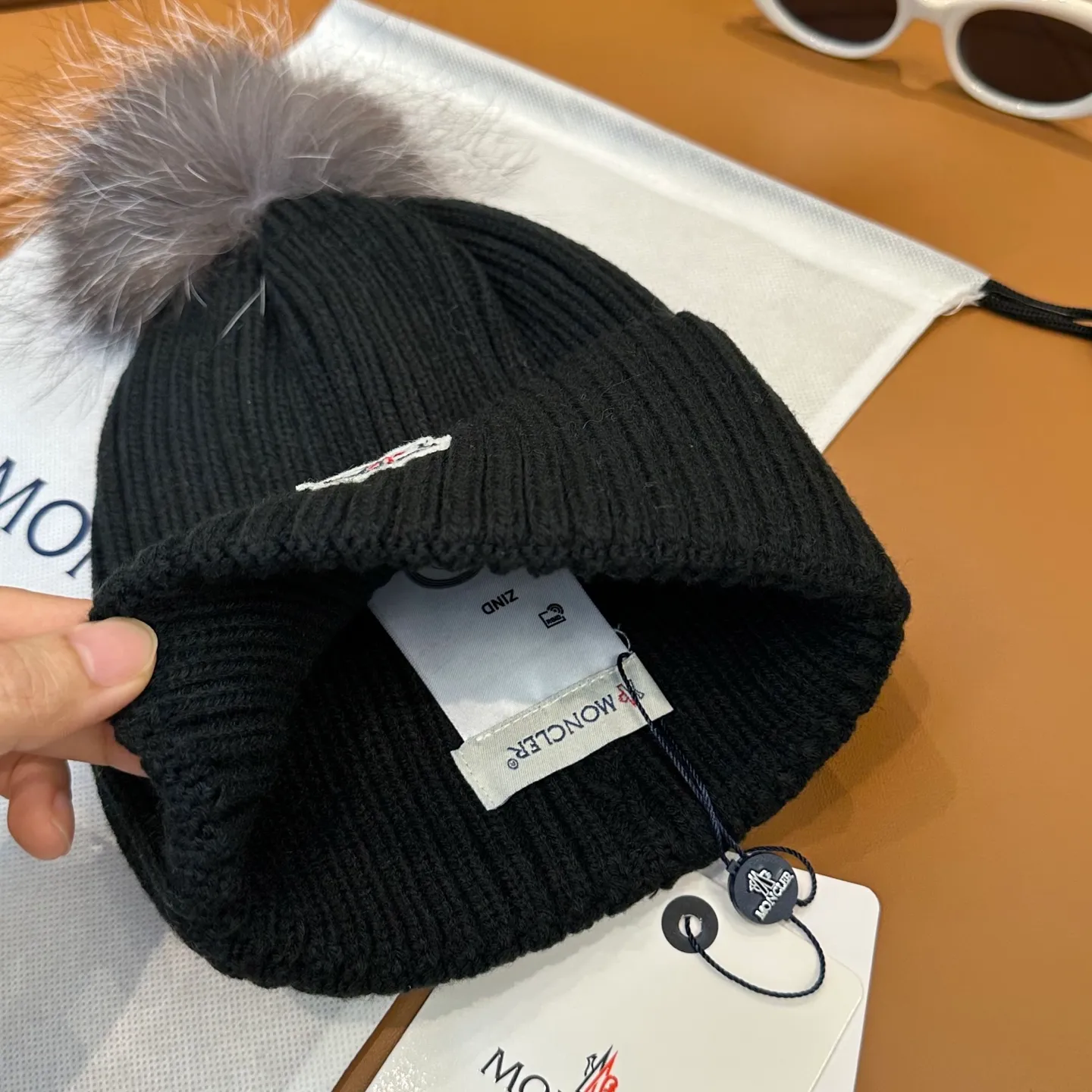 P100 with dust bag, high version Moncler Moncler 💥Official website classic knitted hat, replica of the original. Very soft and skin-friendly, very elastic 💓 Textured and very versatile style ~ Warm cashmere woolen hat, one size fits all and elastic ~ Unisex, can be worn by any head size. Super quality, highly recommended