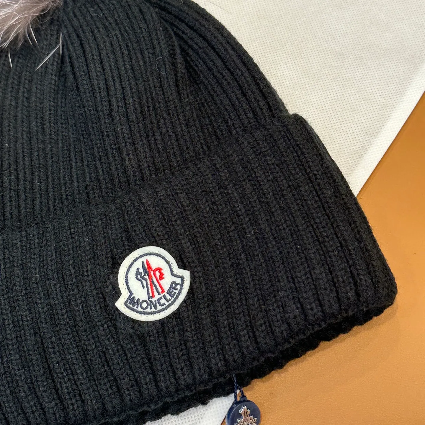 P100 with dust bag, high version Moncler Moncler 💥Official website classic knitted hat, replica of the original. Very soft and skin-friendly, very elastic 💓 Textured and very versatile style ~ Warm cashmere woolen hat, one size fits all and elastic ~ Unisex, can be worn by any head size. Super quality, highly recommended