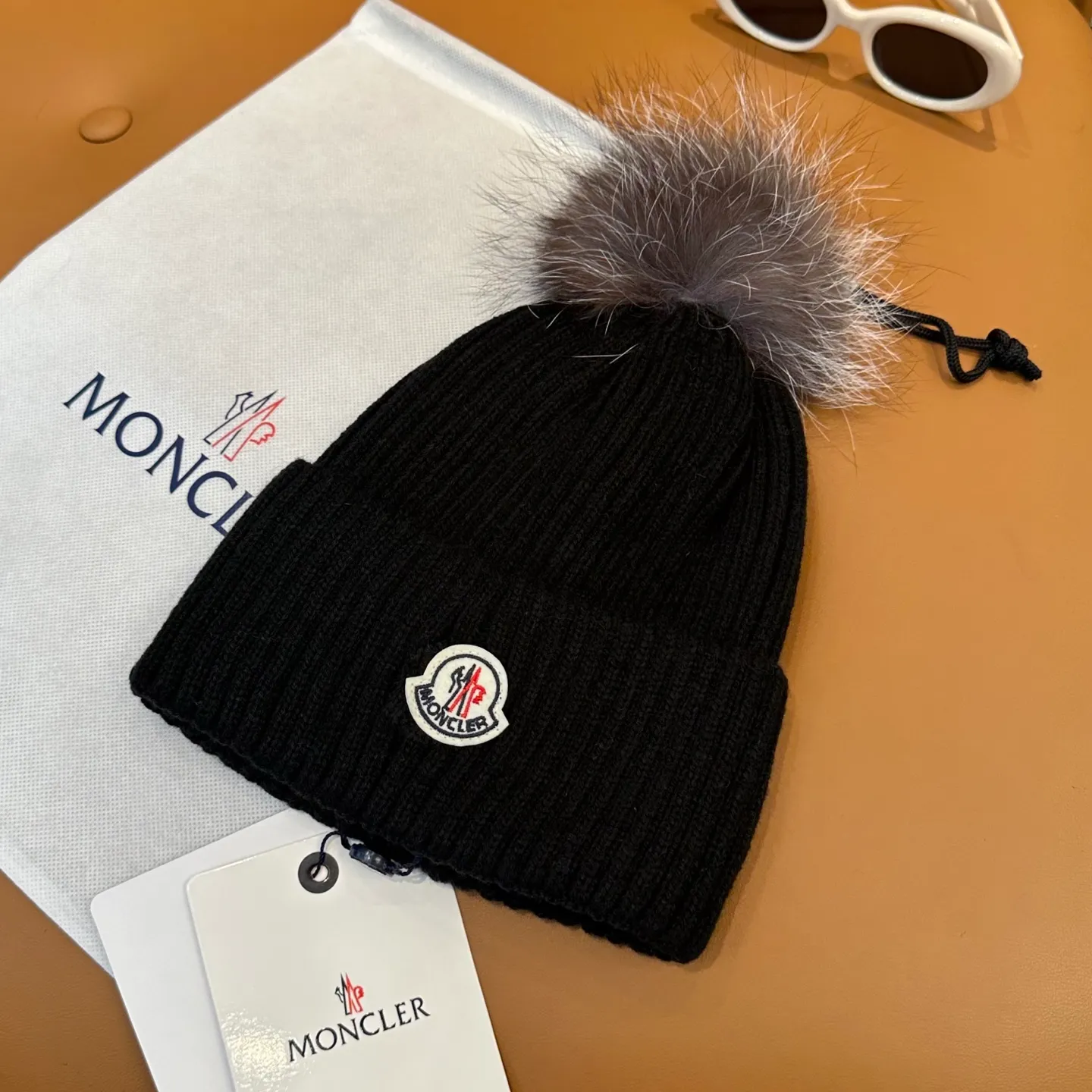 P100 with dust bag, high version Moncler Moncler 💥Official website classic knitted hat, replica of the original. Very soft and skin-friendly, very elastic 💓 Textured and very versatile style ~ Warm cashmere woolen hat, one size fits all and elastic ~ Unisex, can be worn by any head size. Super quality, highly recommended