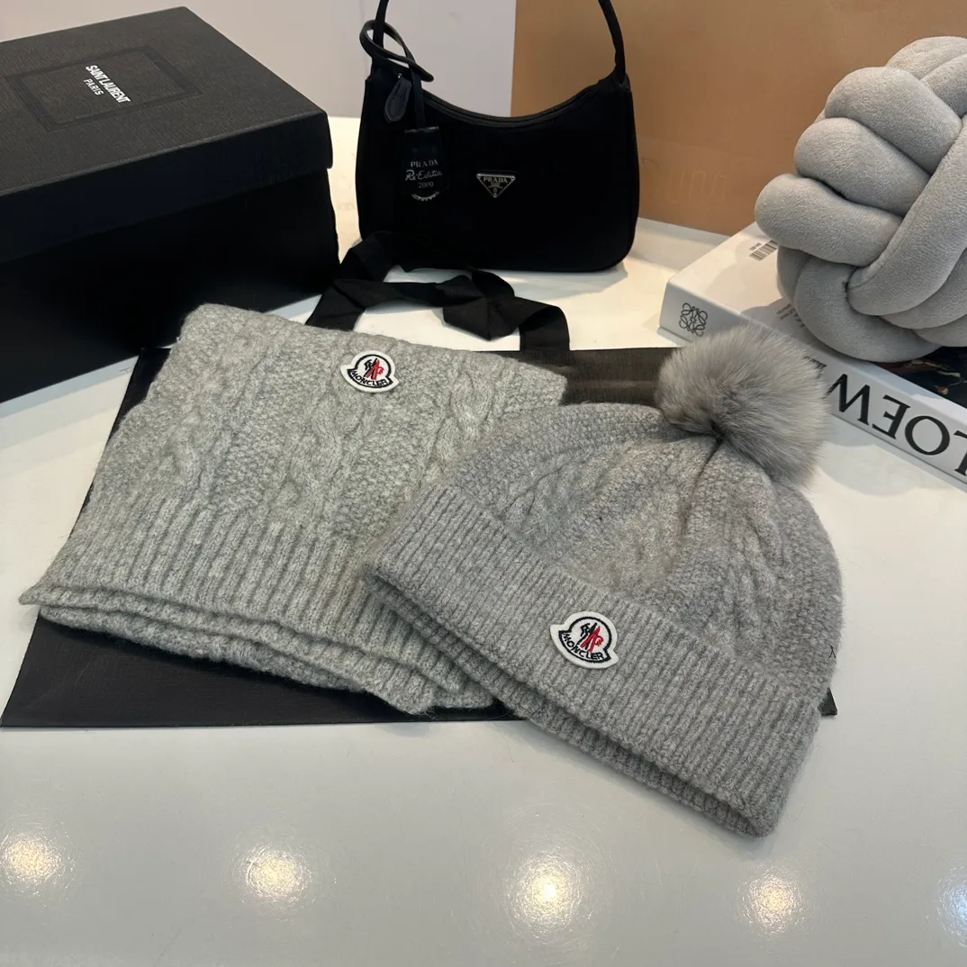 P178 MONCLER Mouth Cover Suit♥️Original single hat and scarf set! Made of rabbit velvet➕cashmere, with a 15cm fox fur ball, a real fur ball! Warm and fashionable 😱[愄火] Versatile style [Love] The texture is very good, comfortable and breathable [Hey ha] Looks good no matter how you match it [Shh] A must-have for fashionistas [Wit] 4 colors available❤️❤️Unisex, the ball can be removed