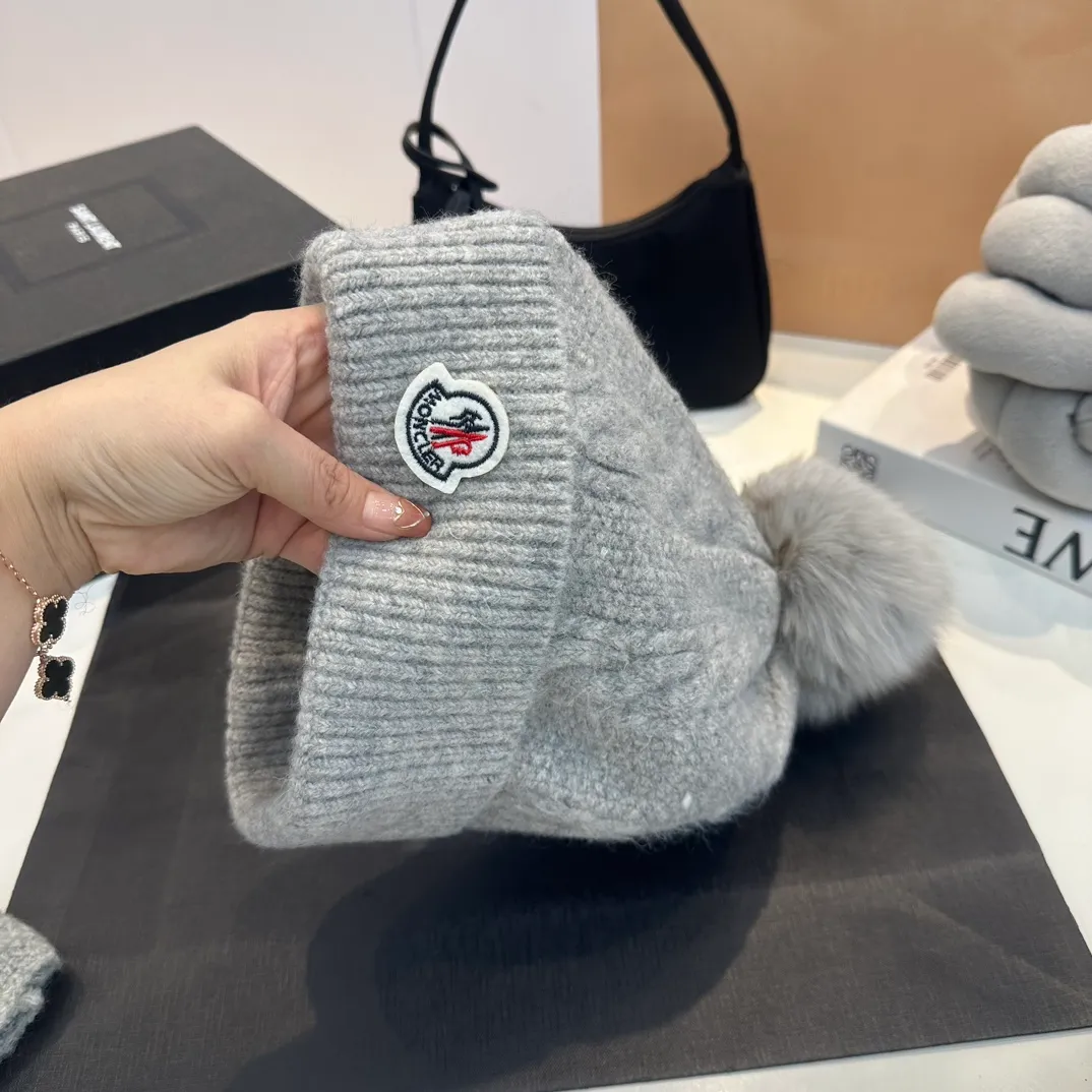P178 MONCLER Mouth Cover Suit♥️Original single hat and scarf set! Made of rabbit velvet➕cashmere, with a 15cm fox fur ball, a real fur ball! Warm and fashionable 😱[愄火] Versatile style [Love] The texture is very good, comfortable and breathable [Hey ha] Looks good no matter how you match it [Shh] A must-have for fashionistas [Wit] 4 colors available❤️❤️Unisex, the ball can be removed
