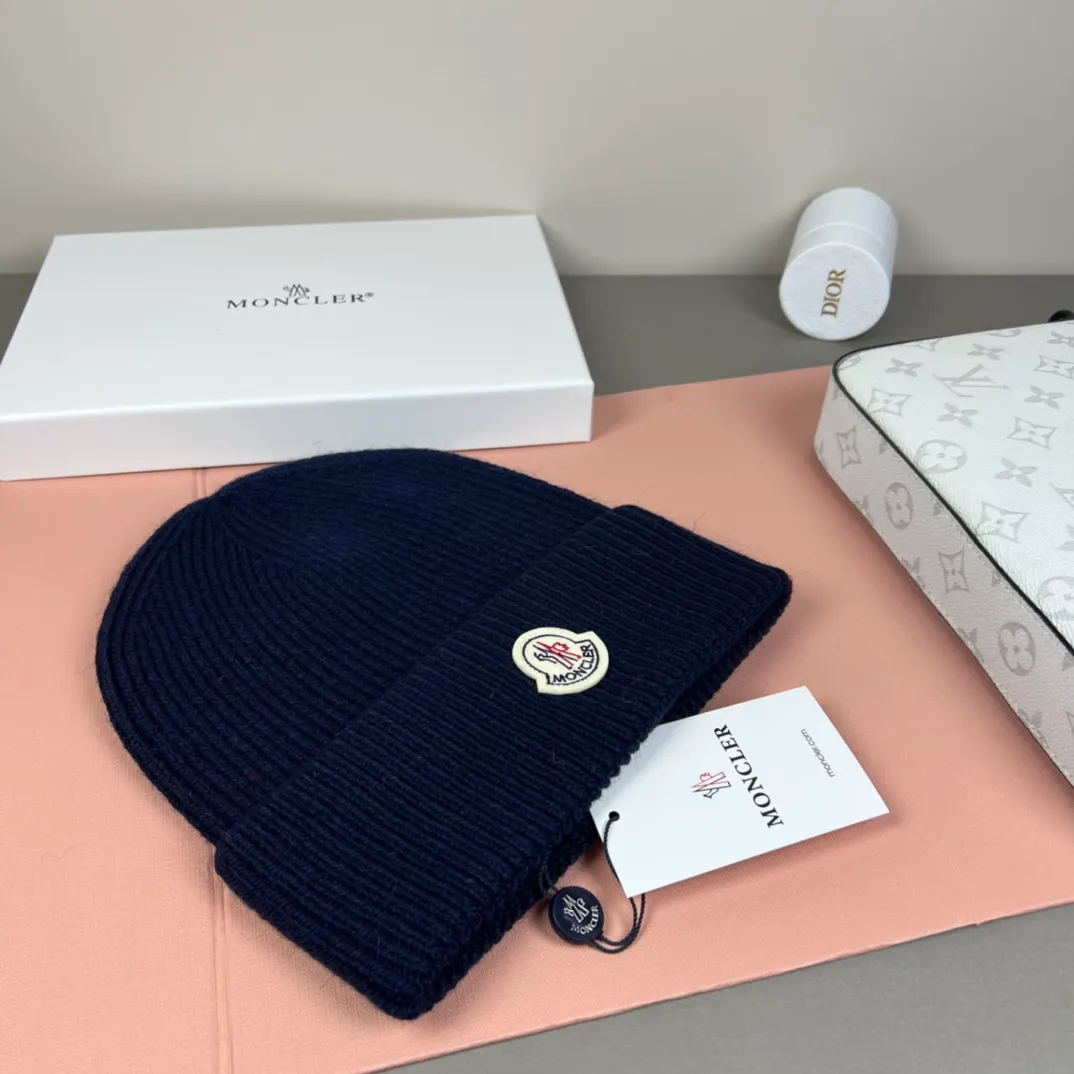 P50 comes with dust bag 🌺【MONCLER】Official website classic model, pay attention to the quality, the only one in the market that pays attention to quality details, 70% wool, 30% rabbit fur knitted hat! The same style for men and women, thicker and warmer, fashionable and popular 🌸First-class quality, the best brand for warmth in autumn and winter, order now, limited edition