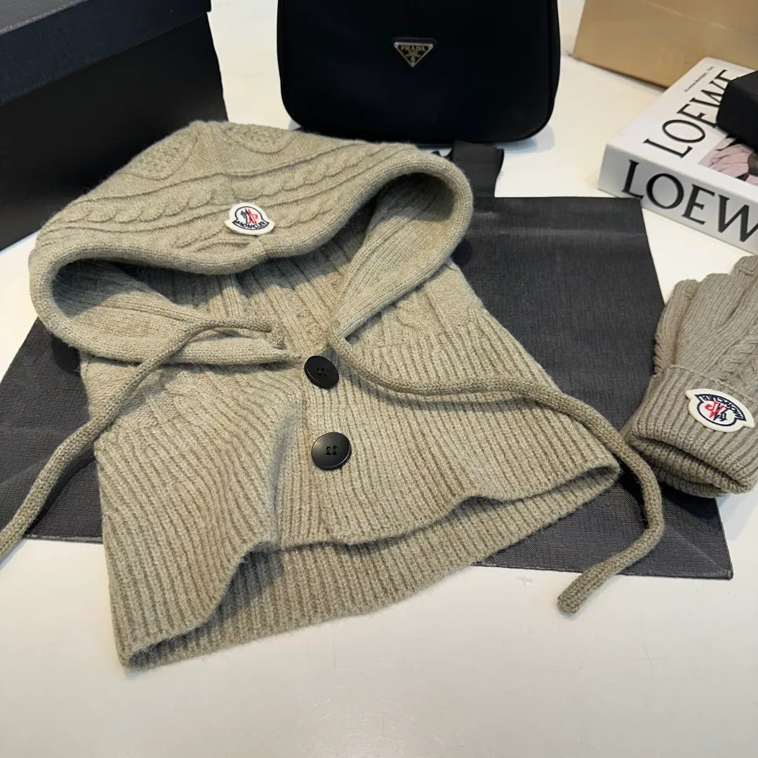 p140 Moncler Mouth Cover Set Hat + Gloves Autumn and Winter Knitted Beanie Hat This must be my favorite of minimalism. It is clean, neat, fashionable and versatile, and will definitely not be picky about your face shape! A fashionable classic that lasts forever!
