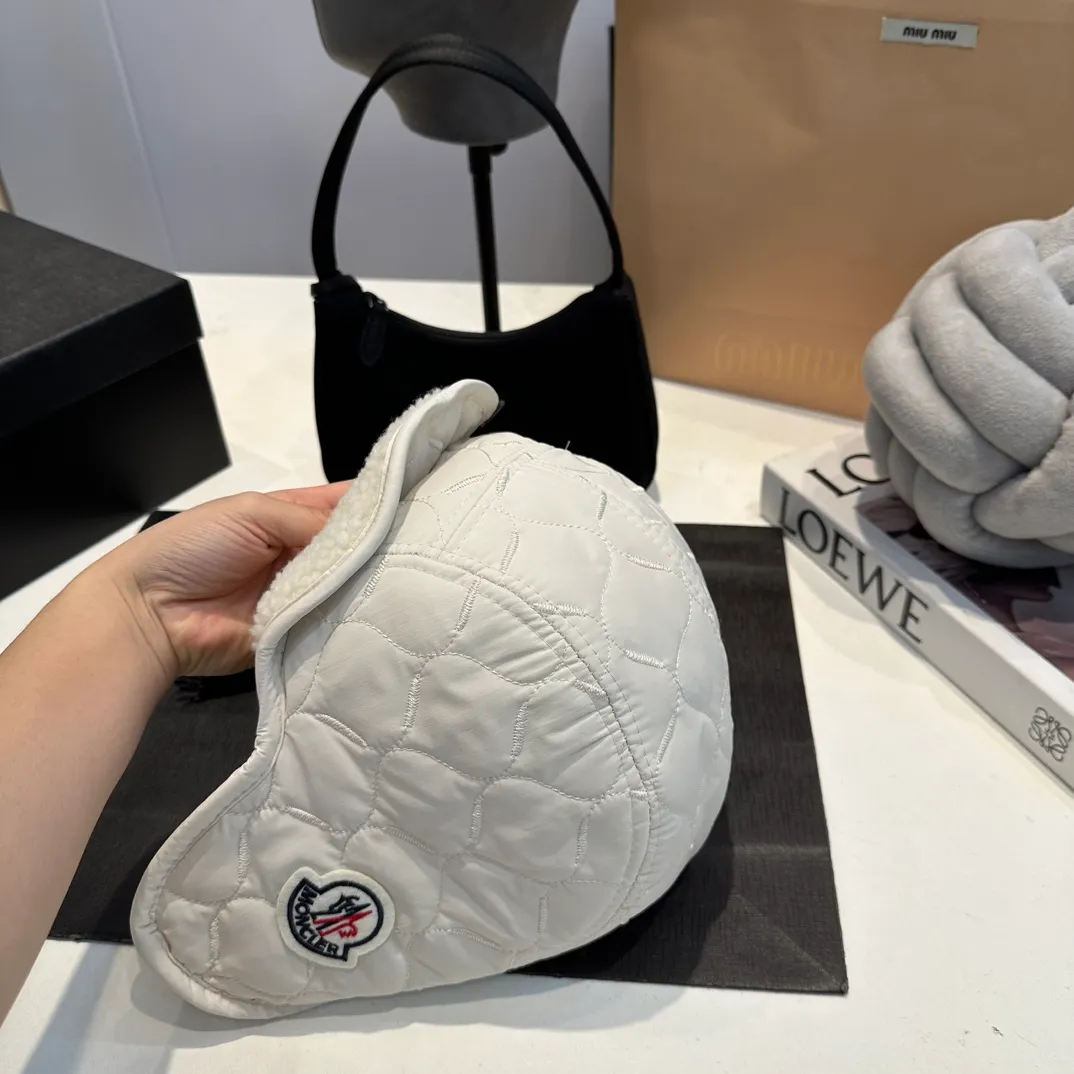 P80 MONCLER hat made of lambswool quality! It's warm and super comfortable~A great tool for young ladies to reduce their age in winter~This is the only thing you need this winter~It's warm and fashionable! Unisex model! Can be made as a couple model! Complete range of anti-counterfeiting labels and elevators! Many styles, welcome to choose!!