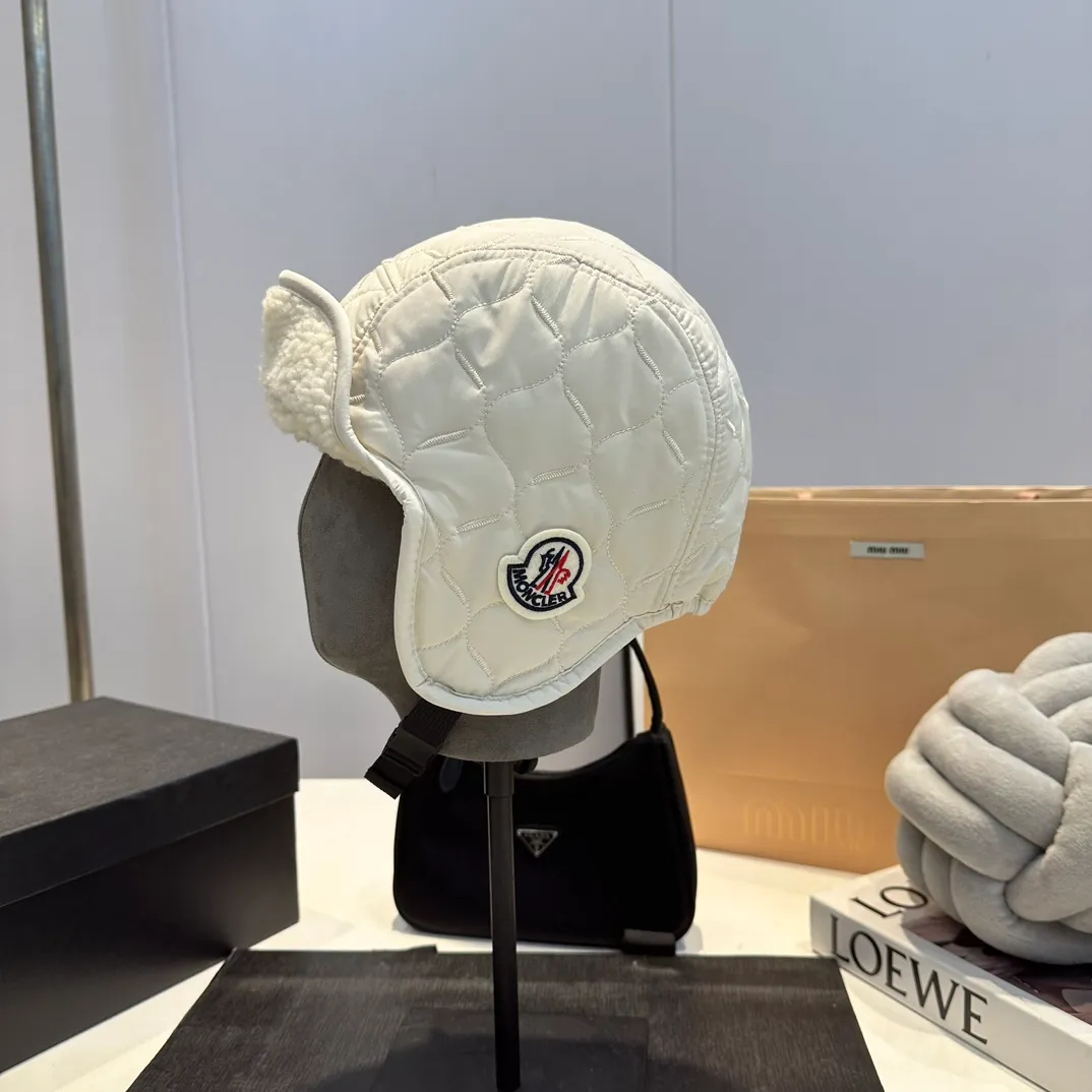 P80 MONCLER hat made of lambswool quality! It's warm and super comfortable~A great tool for young ladies to reduce their age in winter~This is the only thing you need this winter~It's warm and fashionable! Unisex model! Can be made as a couple model! Complete range of anti-counterfeiting labels and elevators! Many styles, welcome to choose!!