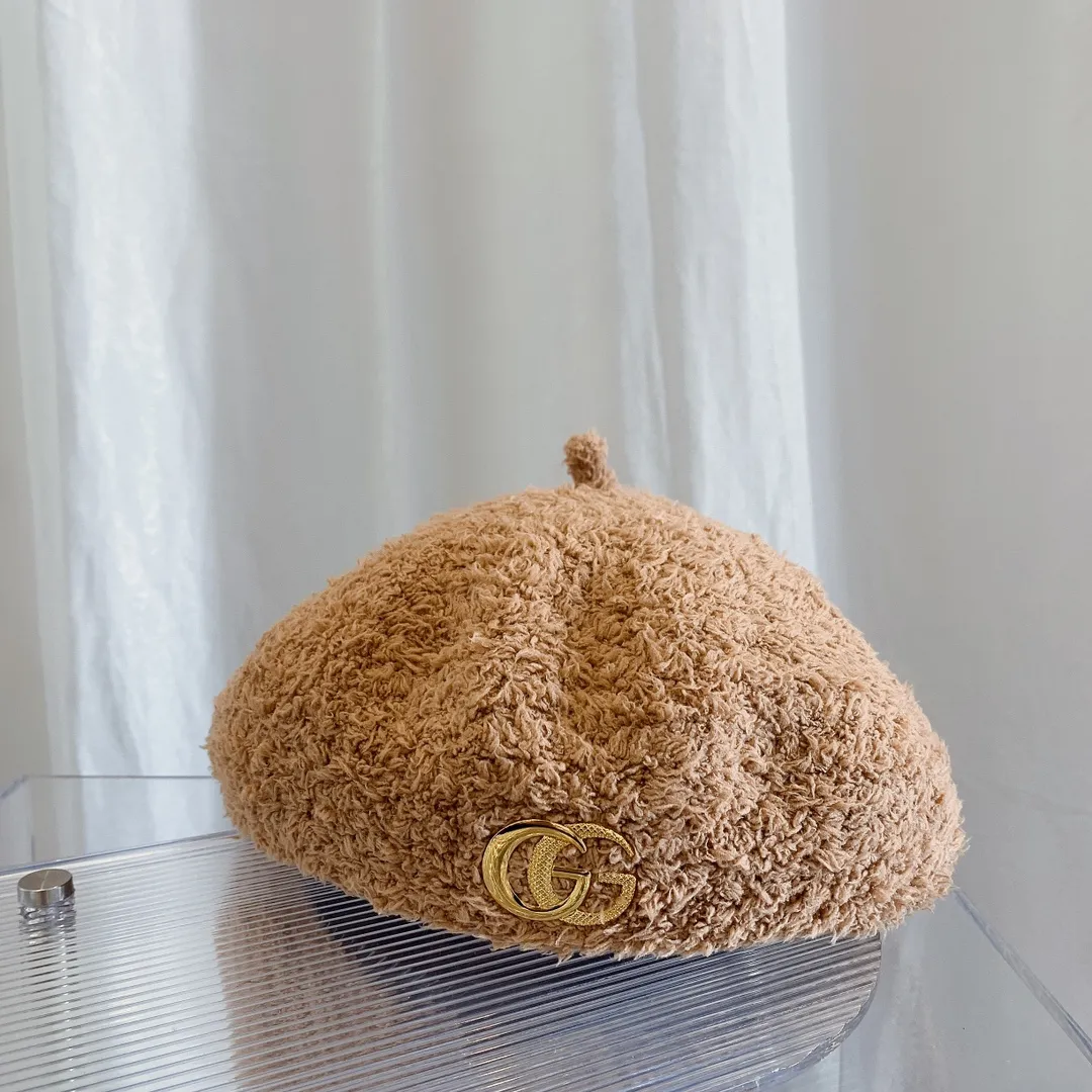 P80 GUCCI Gucci's new beret painter's hat for autumn and winter. It doesn't cut corners at all. It's a simple style and the shape of the hat is particularly good! It is cultivated by countless trendsetters in autumn and winter. The design is novel, bold, outstanding, and the colors are stunning. It is good at capturing fashion elements. The style is in line with the trend of young people. Bailey control can buy a few more colors. After all, this is a painter's hat that can accompany you for many years. 👨🏻‍🎨