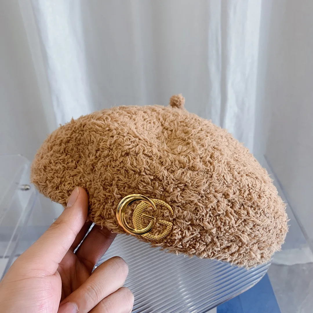 P80 GUCCI Gucci's new beret painter's hat for autumn and winter. It doesn't cut corners at all. It's a simple style and the shape of the hat is particularly good! It is cultivated by countless trendsetters in autumn and winter. The design is novel, bold, outstanding, and the colors are stunning. It is good at capturing fashion elements. The style is in line with the trend of young people. Bailey control can buy a few more colors. After all, this is a painter's hat that can accompany you for many years. 👨🏻‍🎨