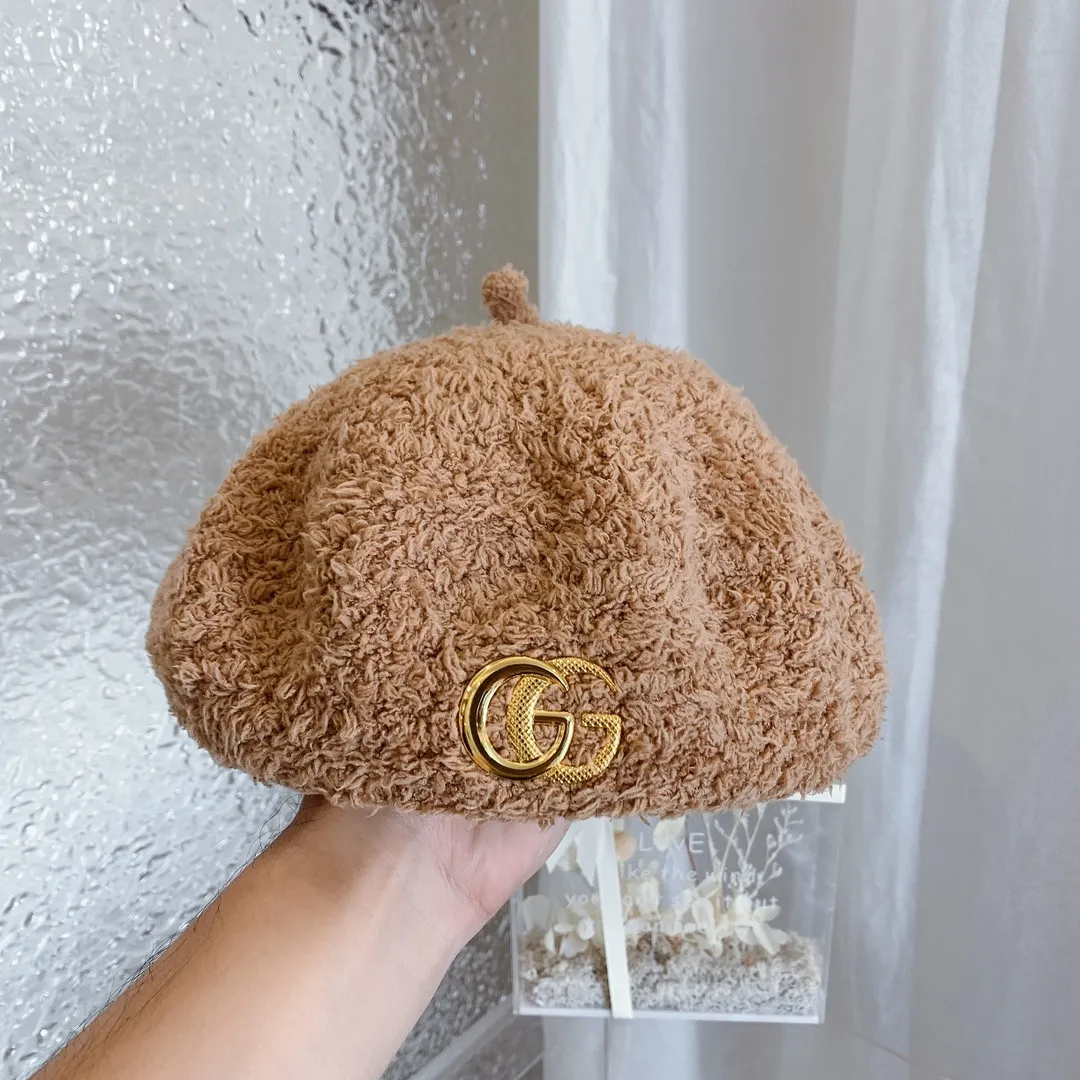P80 GUCCI Gucci's new beret painter's hat for autumn and winter. It doesn't cut corners at all. It's a simple style and the shape of the hat is particularly good! It is cultivated by countless trendsetters in autumn and winter. The design is novel, bold, outstanding, and the colors are stunning. It is good at capturing fashion elements. The style is in line with the trend of young people. Bailey control can buy a few more colors. After all, this is a painter's hat that can accompany you for many years. 👨🏻‍🎨