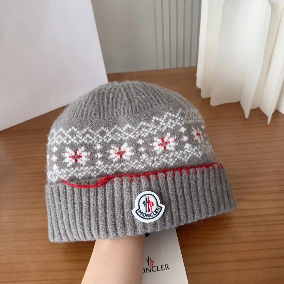🉐️120 Moncler 25 autumn and winter women's wool knitted warm knitted hat. Cashmere has a soft and waxy texture, authentic quality enjoyment! Extra large fox fur ball 1:1 customized, original mark! High quality in stock!