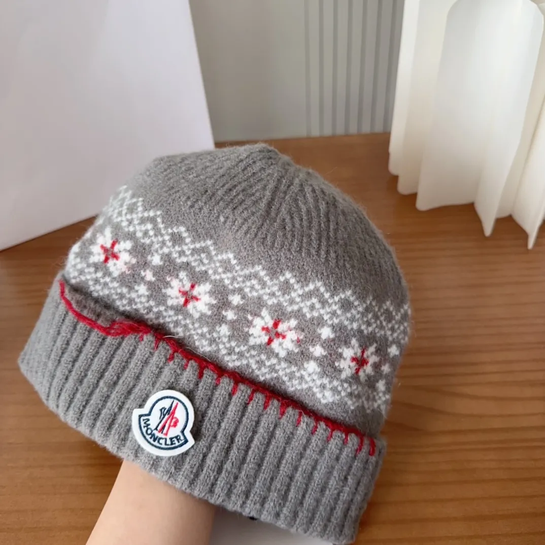 🉐️120 Moncler 25 autumn and winter women's wool knitted warm knitted hat. Cashmere has a soft and waxy texture, authentic quality enjoyment! Extra large fox fur ball 1:1 customized, original mark! High quality in stock!
