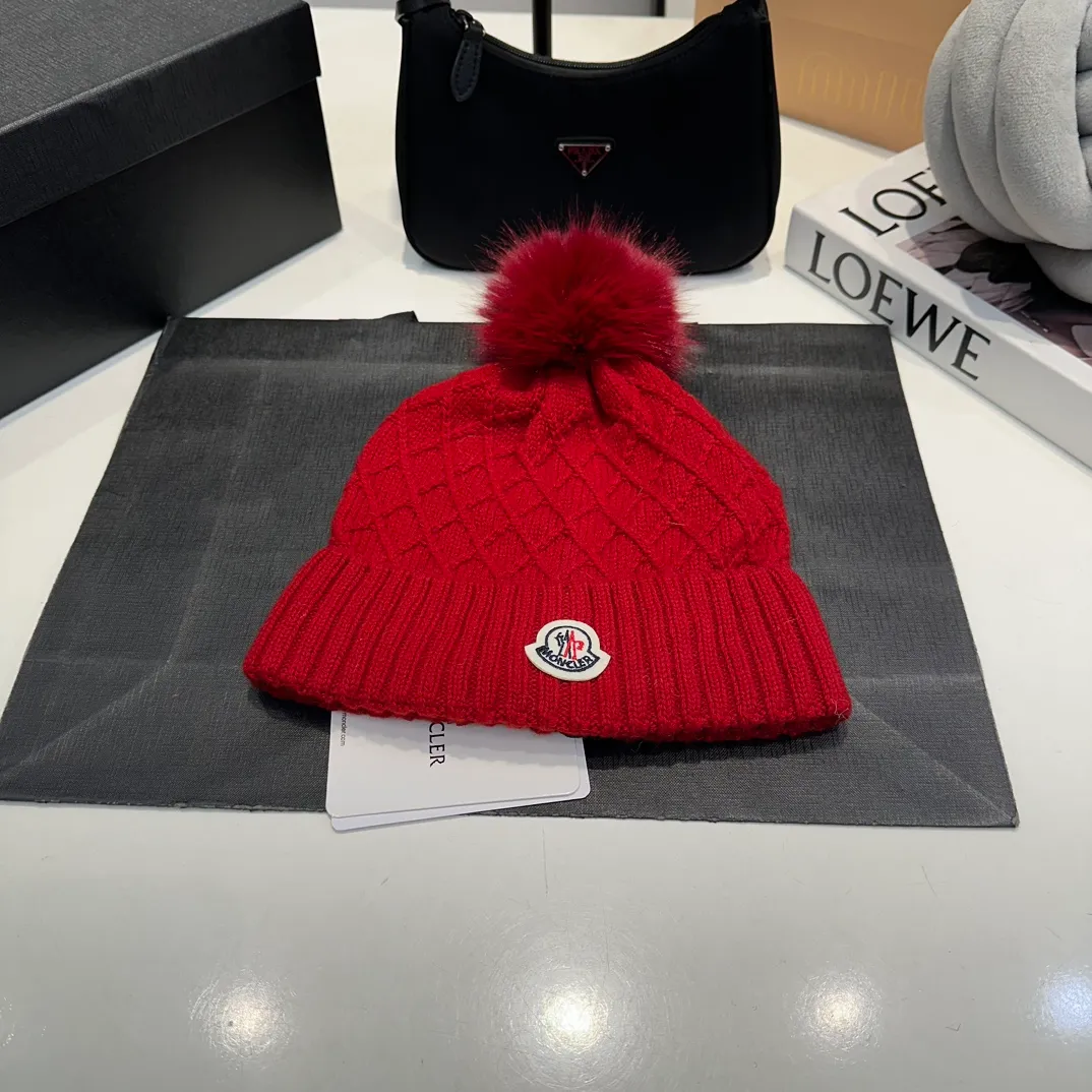 P78 Moncler👒high-end genuine exclusive style, hemp flower knitted hat, made of selected wool, skin-friendly and super soft‼ ️Paired with fox fur balls, it is very age-reducing‼ ️Complete trademark hangtags