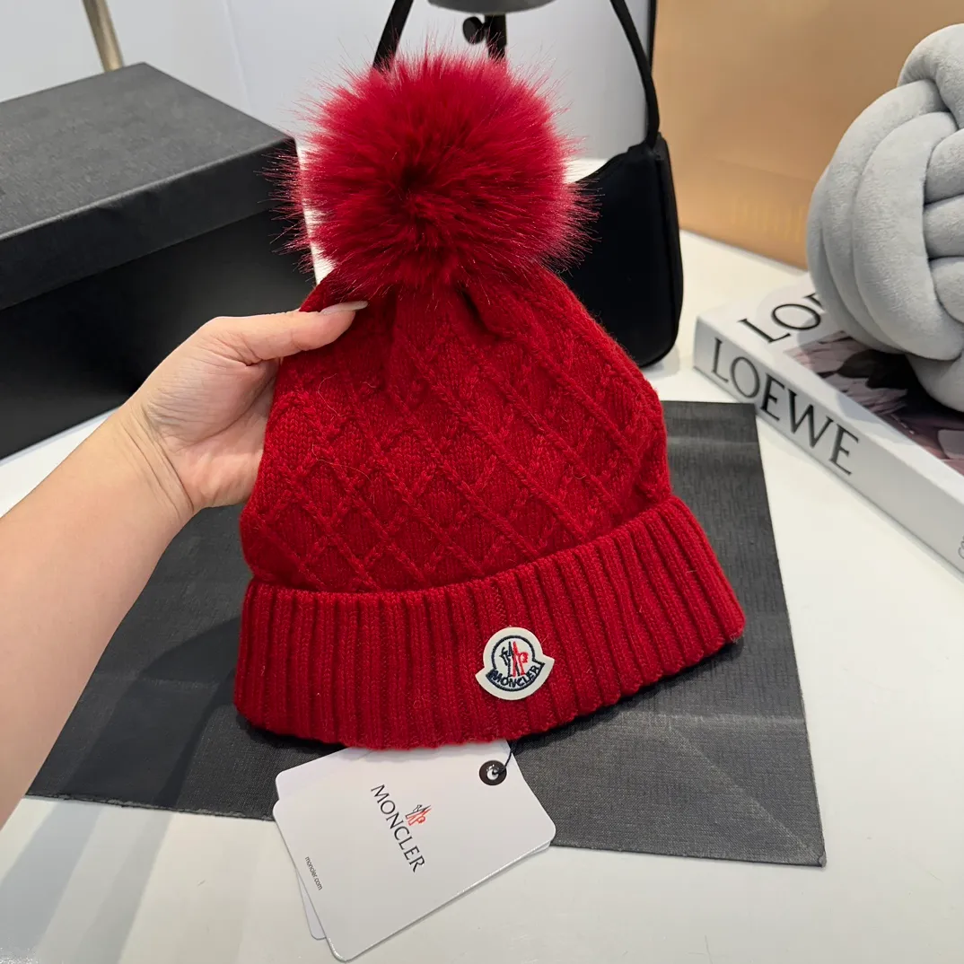P78 Moncler👒high-end genuine exclusive style, hemp flower knitted hat, made of selected wool, skin-friendly and super soft‼ ️Paired with fox fur balls, it is very age-reducing‼ ️Complete trademark hangtags
