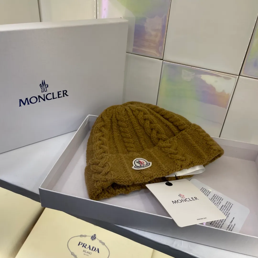 MONCLER Mouth Covered Twist Pattern Knitted Hat, Sweet and Temperamental Style, Every Color Looks Good, Super Versatile