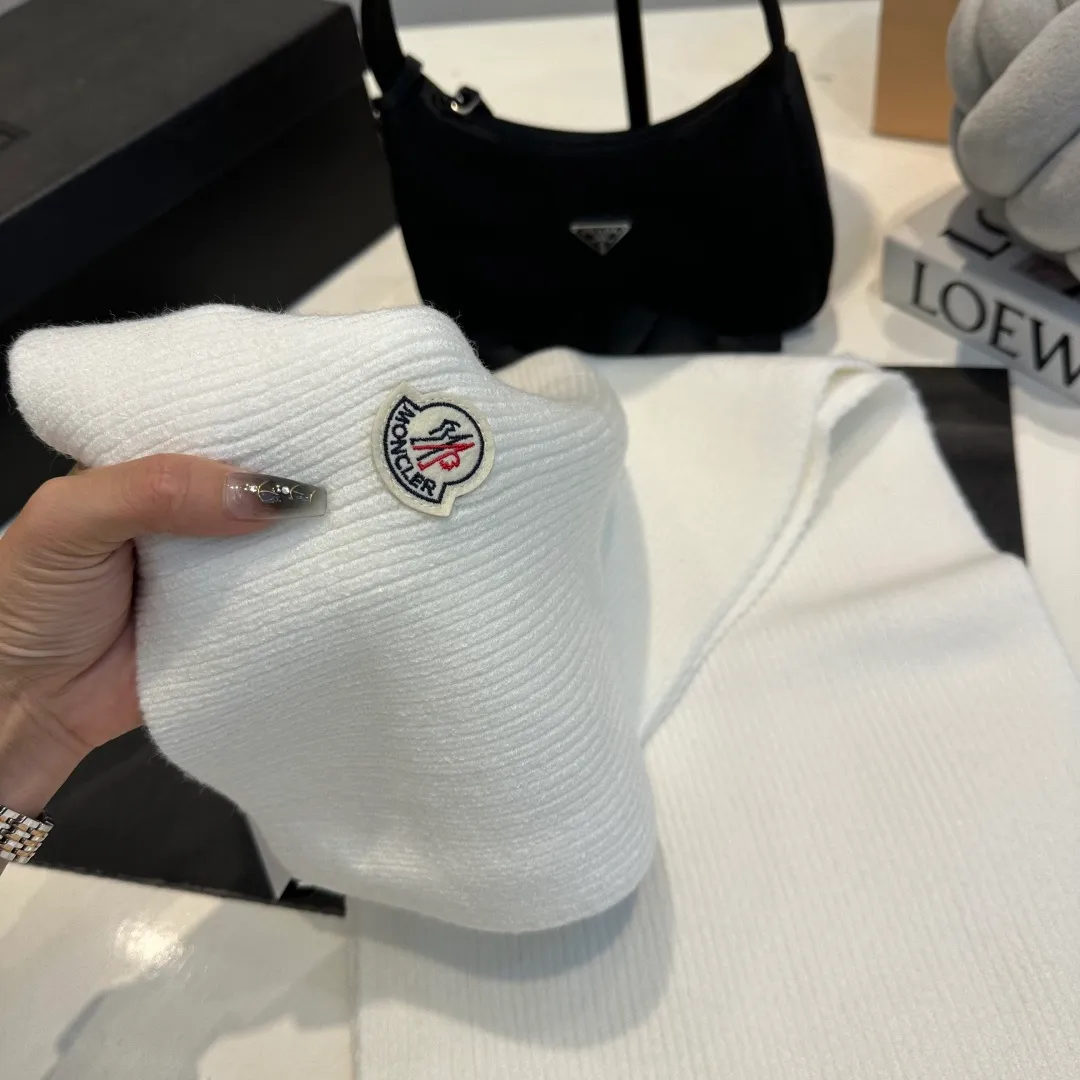 P130 Moncler autumn and winter counter style knitted beanie + scarf with classic pattern, warm and fashionable! Fashionable and popular 🌸First-class texture, pure wool