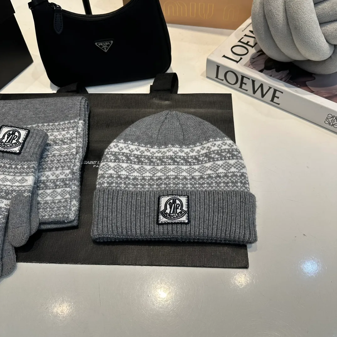 P170 Moncler Moncler 💥 Mouth three-piece set, gloves, hat, scarf, original replica. Very soft and skin-friendly, very elastic 💓 Textured and very versatile style ~ Warm, one-size-fits-all and elastic ~ Unisex, can be worn by any head size. Super quality, highly recommended