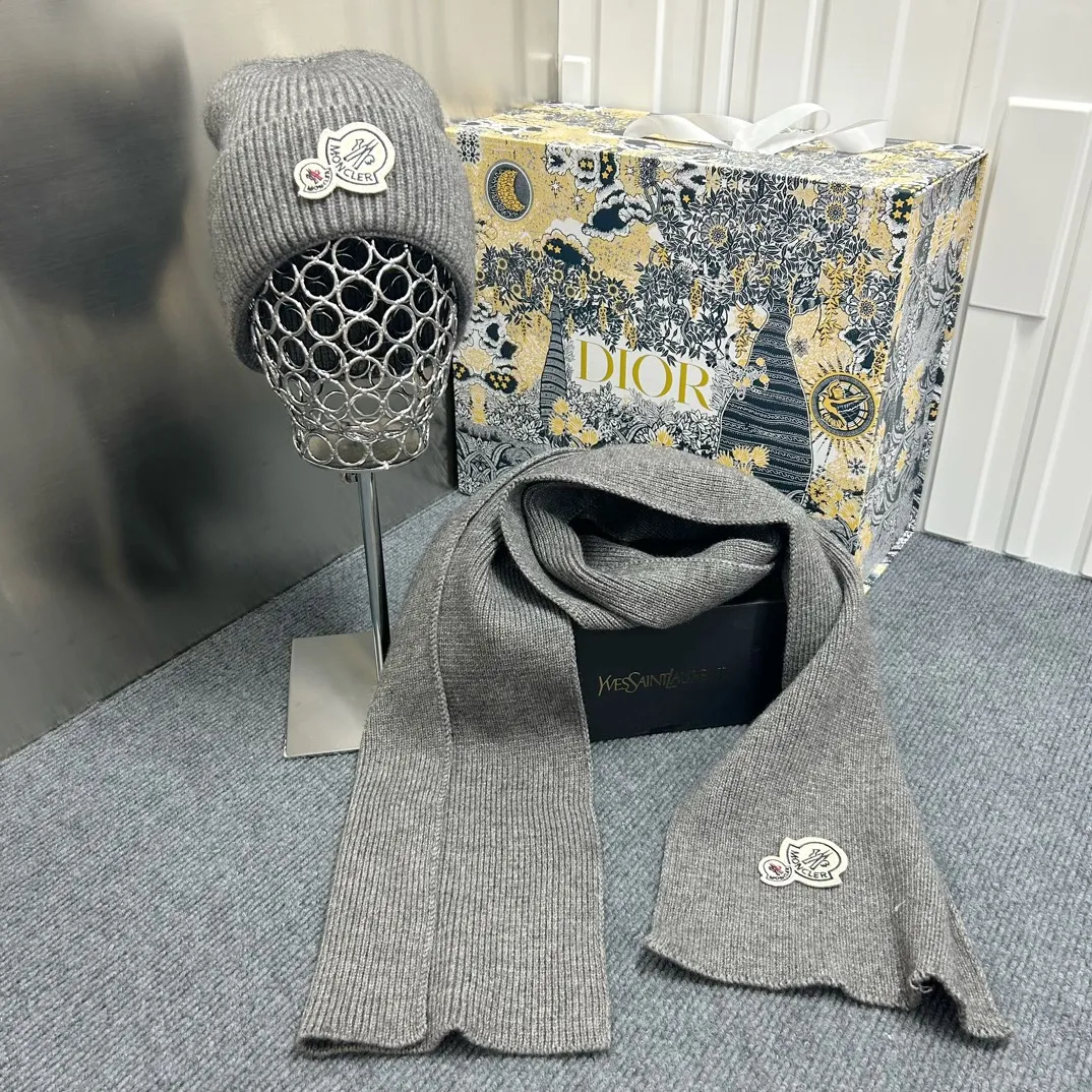 Bargain price Moncler hat and scarf set🔥