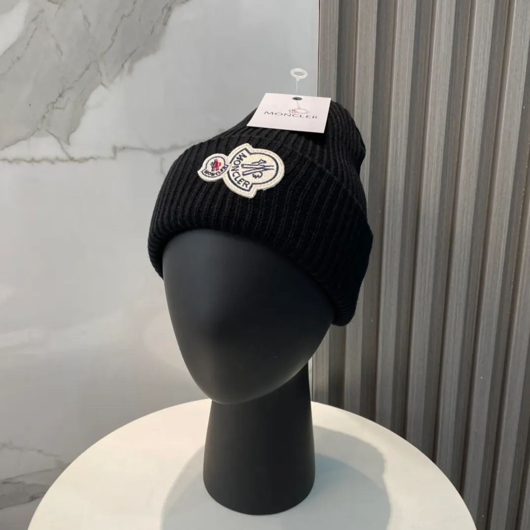 P56 comes with a dust bag for Moncler💥 Official website classic knitted hat, original replica. Very soft and skin-friendly, very elastic 💓 Textured and very versatile style ~ Warm cashmere woolen hat, one size fits all and elastic ~ Unisex, can be worn by any head size. Super quality, highly recommended