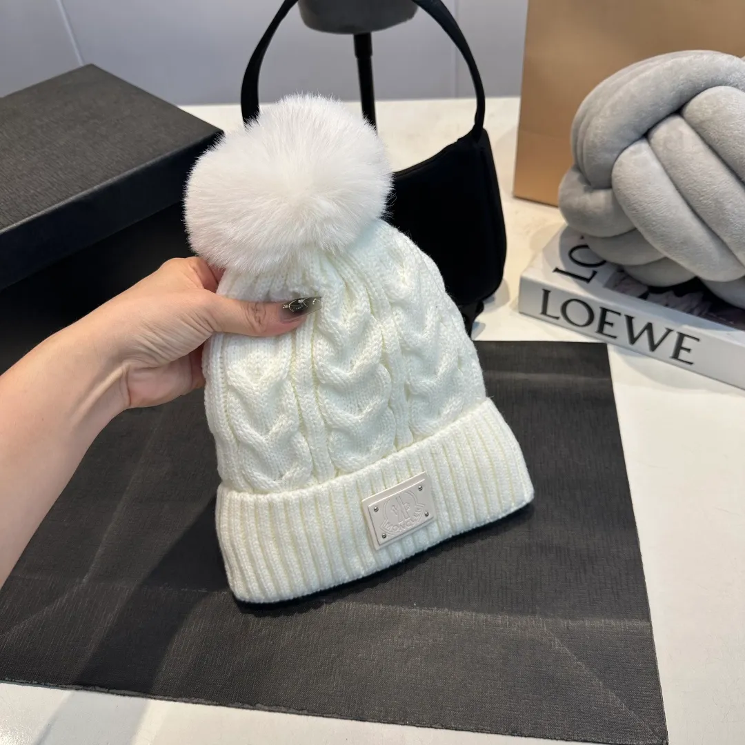 P70 Moncler hooded twist warm wool hat, sweet and cool style get! Reduce your age and make your face appear smaller. I’d like to share it with you all. The four colors match well and the breasts are so milky~