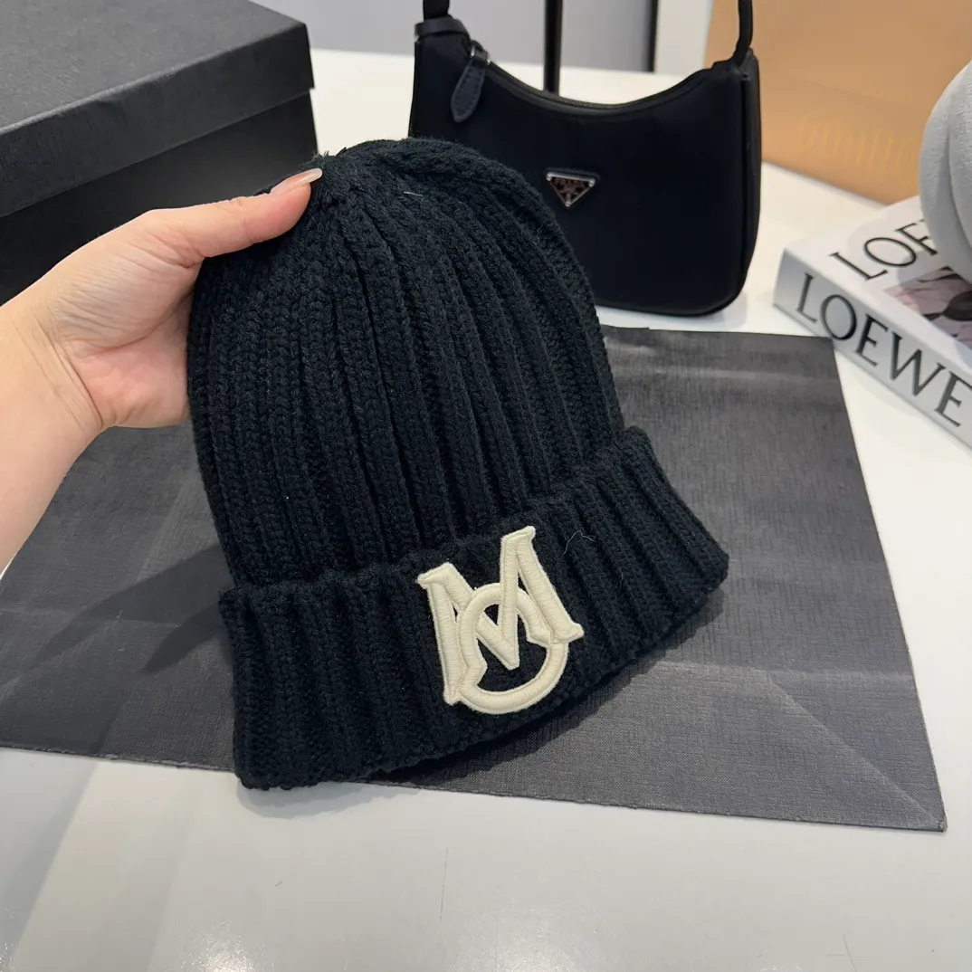 P58 Moncler 💥 Official website classic knitted hat, replica of the original. Very soft and skin-friendly, very elastic 💓 Textured and very versatile style ~ Warm cashmere woolen hat, one size fits all and elastic ~ Unisex, can be worn by any head size. Super quality, highly recommended