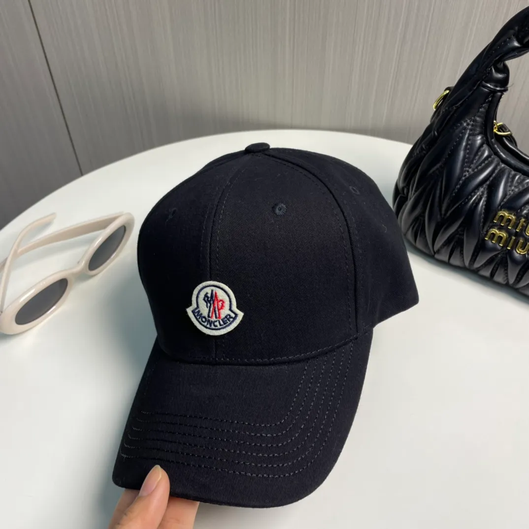 P56 MONCLER new baseball cap, a fashionable street item with a great style, a favorite among Internet celebrities and fashion bloggers! High quality, comfortable and breathable, concave shape looks good