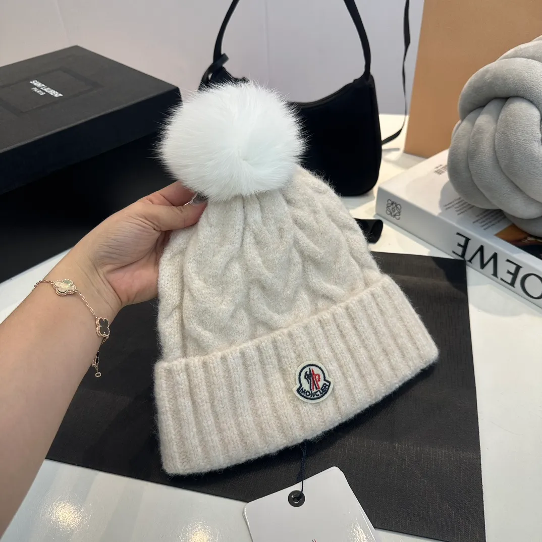 P90 Moncler👒high-end genuine exclusive style, hemp flower knitted hat, made of selected wool, skin-friendly and super soft‼ ️Paired with fox fur balls, it is very age-reducing‼ ️Complete trademark hangtags