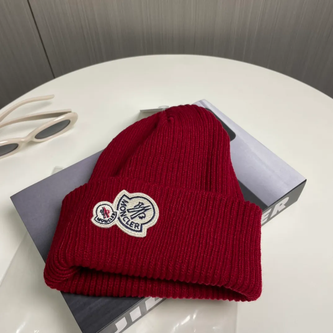 P56 comes with a dust bag for Moncler💥 Official website classic knitted hat, original replica. Very soft and skin-friendly, very elastic 💓 Textured and very versatile style ~ Warm cashmere woolen hat, one size fits all and elastic ~ Unisex, can be worn by any head size. Super quality, highly recommended