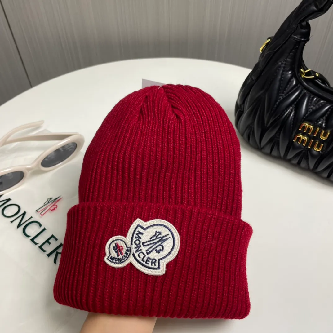 P56 comes with a dust bag for Moncler💥 Official website classic knitted hat, original replica. Very soft and skin-friendly, very elastic 💓 Textured and very versatile style ~ Warm cashmere woolen hat, one size fits all and elastic ~ Unisex, can be worn by any head size. Super quality, highly recommended