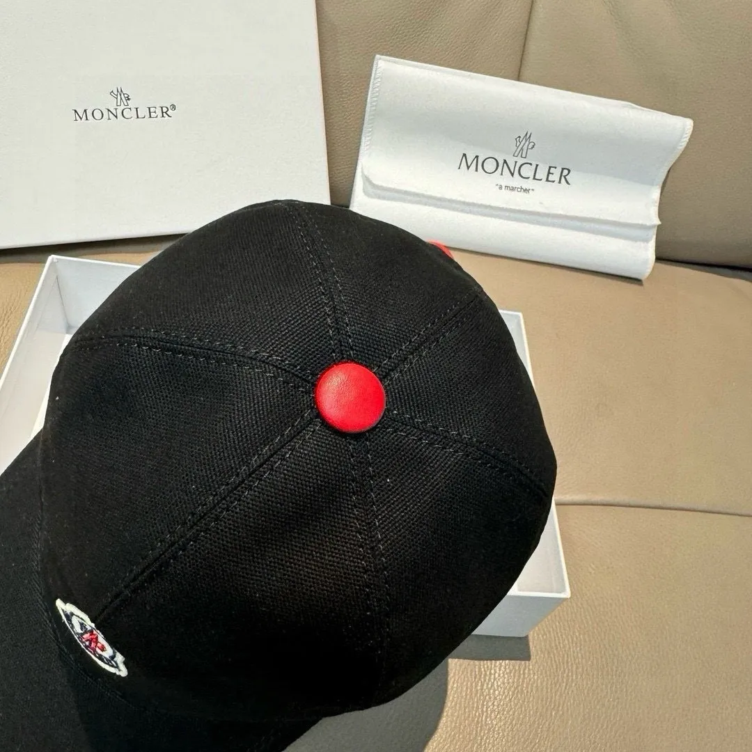 p90., Moncler's new original baseball cap, 1:1 mold opening at the counter, new three-dimensional embroidery, original canvas + first-layer cowhide, pure cotton lining, light and breathable! The quality is great, the basic head circumference is 56cm, and the patch is adjustable.