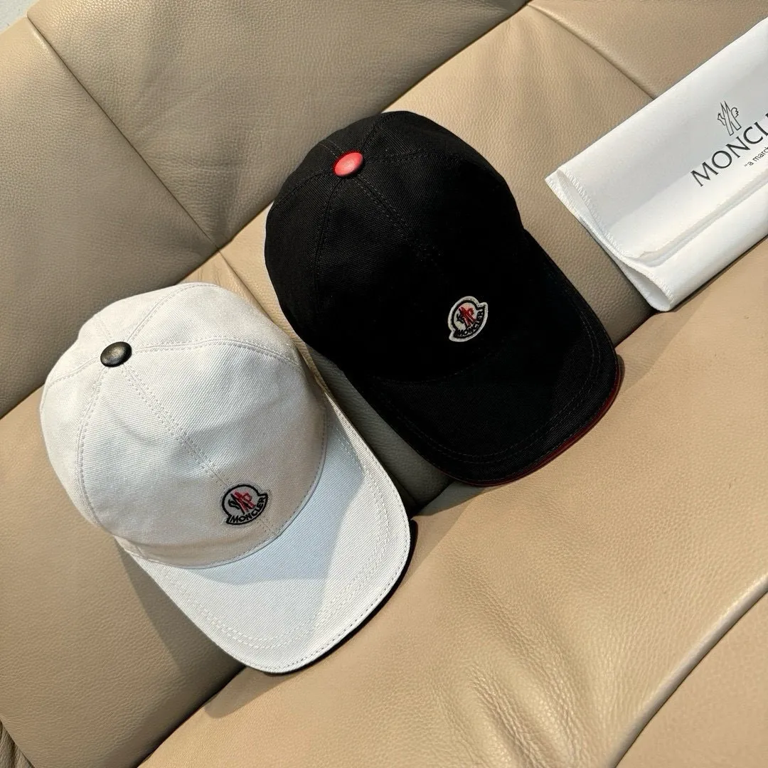 p90., Moncler's new original baseball cap, 1:1 mold opening at the counter, new three-dimensional embroidery, original canvas + first-layer cowhide, pure cotton lining, light and breathable! The quality is great, the basic head circumference is 56cm, and the patch is adjustable.